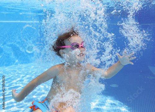 Obraz na płótnie Underwater Baby swimming w salonie