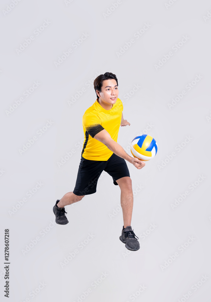 Chân dung người đàn ông châu Á chơi bóng chuyền trên nền trắng