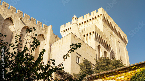 Foto Tower with battlement and fortified wall of the Palais des Papes in Avignon, Fra