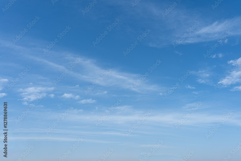 Fototapeta premium Serene Blue Sky with Delicate Cirrus and Cumulus Cloudscape