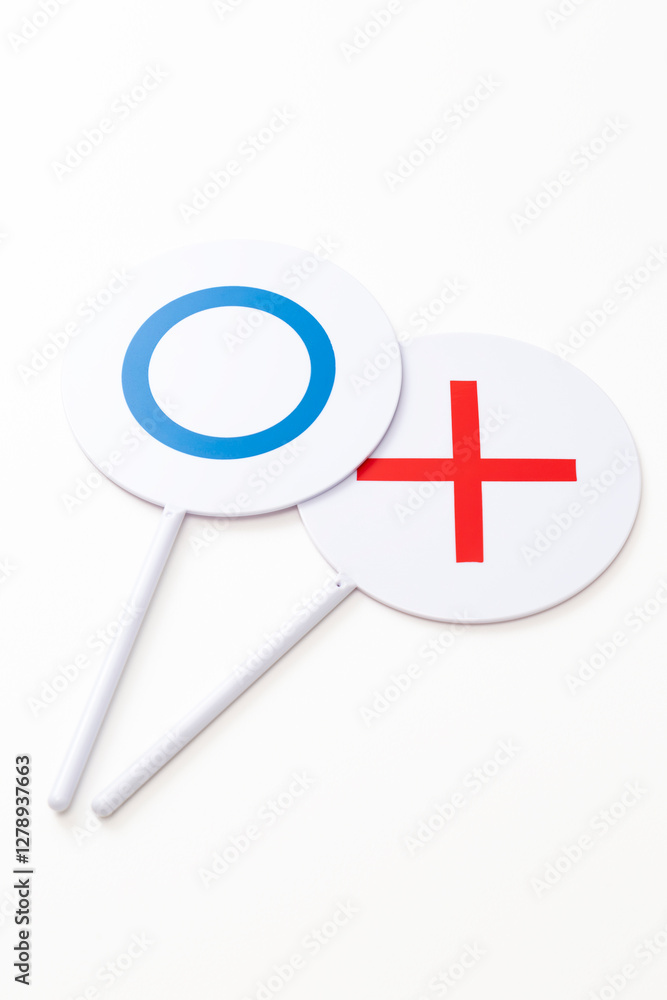 Fototapeta premium 白背景に丸とばつのプラカード