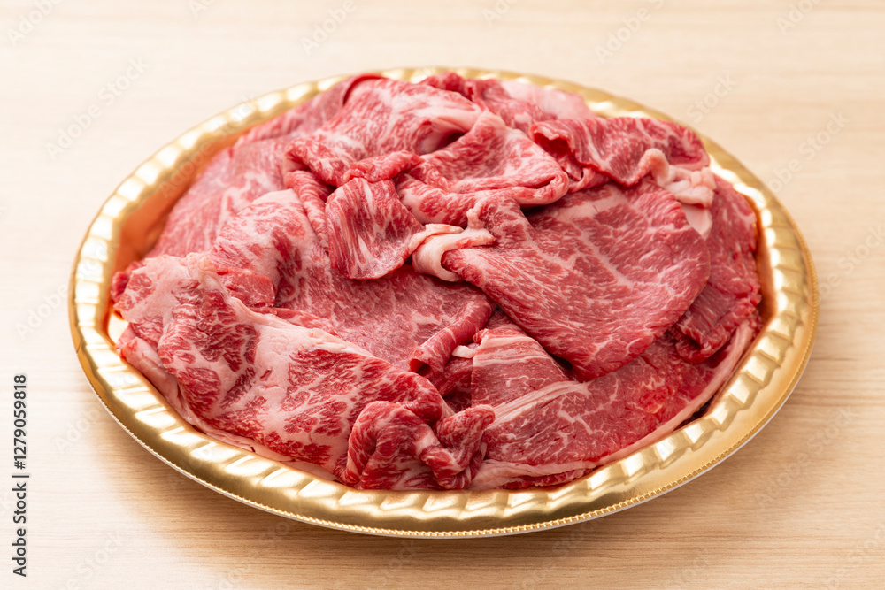 テーブルにすき焼き用の牛肩ロース肉