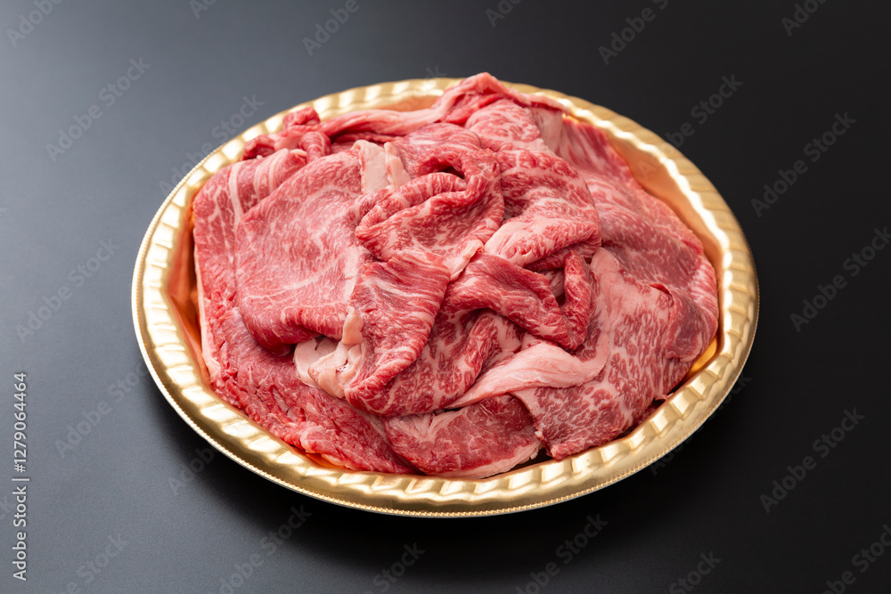 Obraz premium 黒背景にすき焼き用の牛肩ロース肉