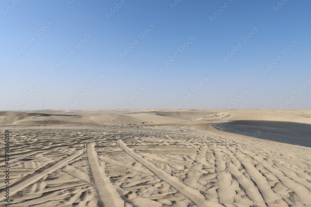 Naklejka premium Tracks on sand dunes - Inland Sea, Qatar