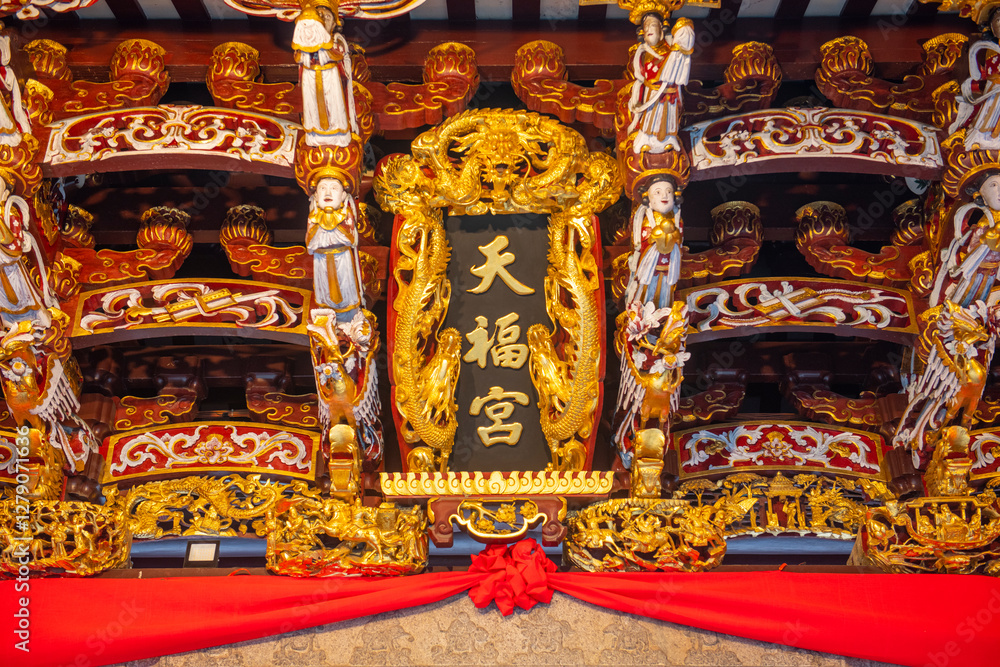 Fototapeta premium Thian Hock Keng Temple (Palace of Heavenly Happiness) inscribed door plate. This temple is a Mazu (Matsu) temple on Telok Ayer Street in Chinatown, Outram district of Central Area, Singapore.