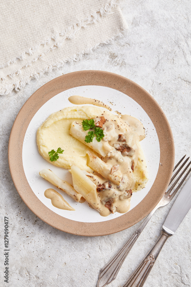 Salsify and Boiled Potatoes with Vegan Hollandaise Sauce Salsify and Boiled Potatoes with Vegan Hollandaise Sauce