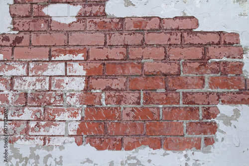 Obraz na płótnie Weathered brick surface with cracked plaster and exposed red bricks w salonie