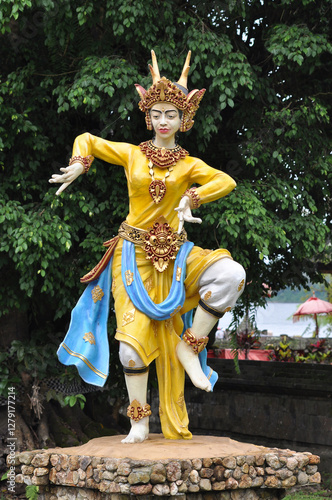 Obraz na płótnie A colorful statue beautifully showcasing traditional dance attire in Ulun Danu Beratan Temple w salonie