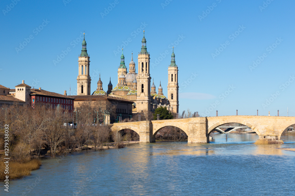 Fototapeta premium Zaragoza - The Basilica del Pilar over the Ebro river in the morning light.