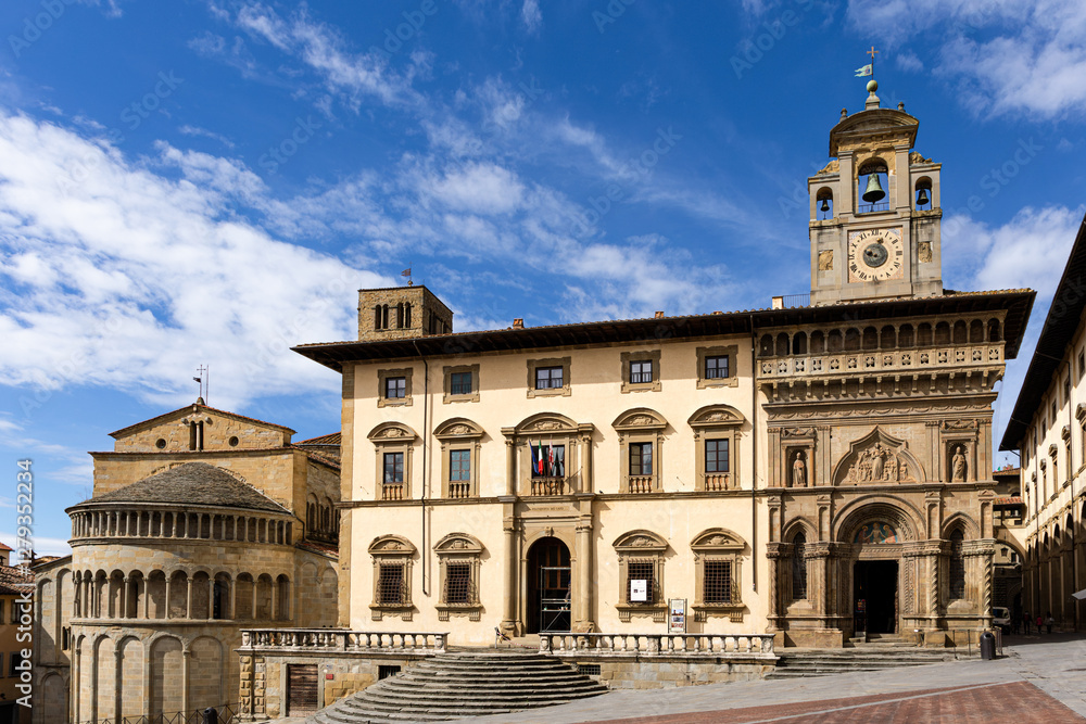 Piazza Grande in Arezzo, Italien, mit der Kirche Santa Maria della Pieve Piazza Grande in Arezzo, Italien, mit der Kirche Santa Maria della Pieve