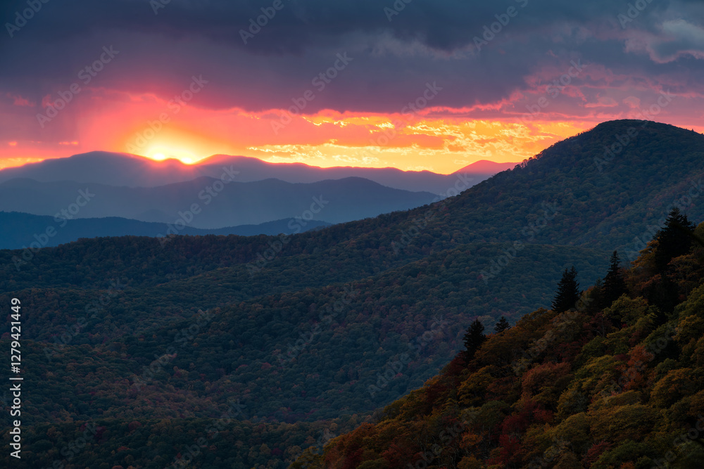 Obraz premium Moody sunset over the Blue Ridge Mountains of North Carolina