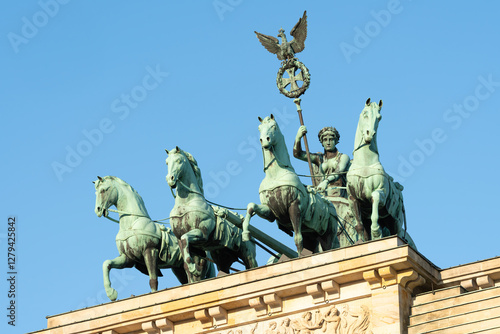 Obraz na płótnie Quadriga statue on top of Brandenburg Gate w salonie