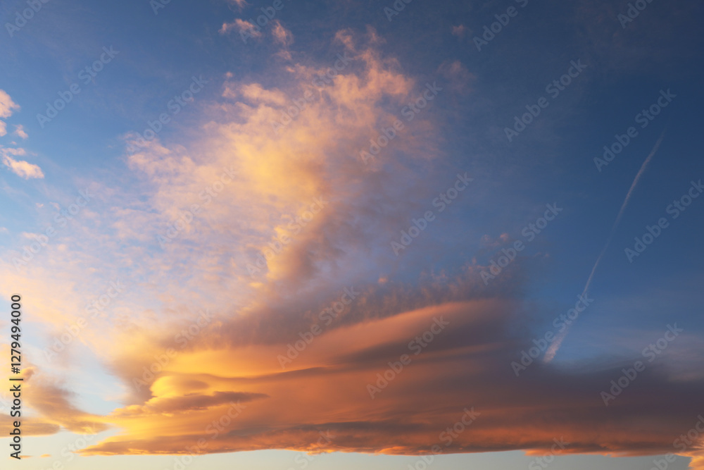 Fototapeta premium Beautiful Sunset Sky with Soft Golden Clouds at Dusk