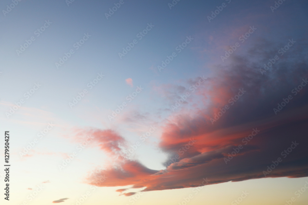 Obraz premium Dramatic Sunset Sky with Vibrant Pink and Purple Clouds