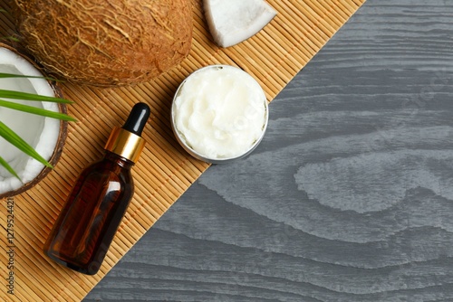 Obraz na płótnie Bottle of coconut oil on wooden background