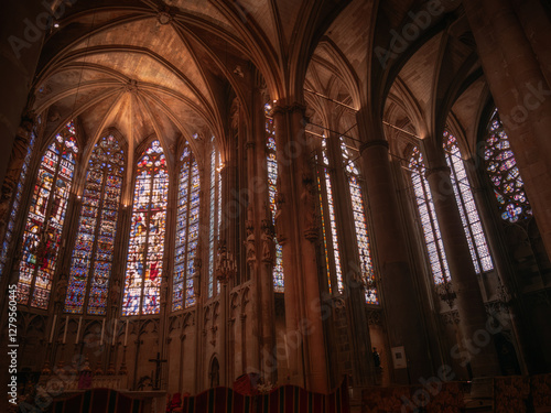 Interior of the Basilica of Saint Nazaire (Carcassonne). The harmonious coexistence between Romanesque and Gothic