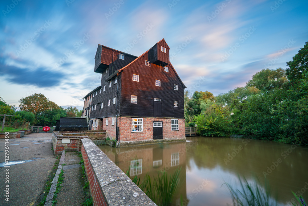 Obraz premium Old Houghton Mill at sunset in Cambridgeshire. England