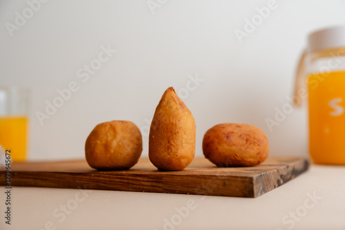 Salgado brasileiro de festa coxinha, empada, hamburguer