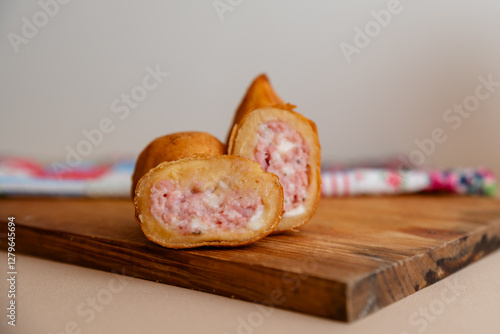 Salgado brasileiro de festa coxinha, empada, hamburguer