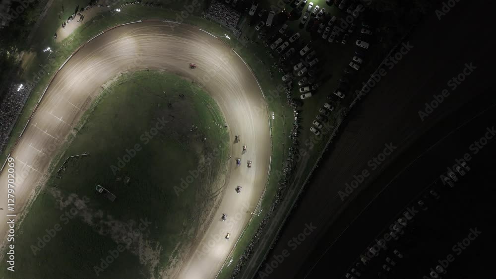 Toma aérea de una carrera de midgets en circuito de tierra. Autos derrapando a gran velocidad, capturando la adrenalina y emoción del automovilismo desde una vista única con drone Toma aérea de una carrera de midgets en circuito de tierra. Autos derrapando a gran velocidad, capturando la adrenalina y emoción del automovilismo desde una vista única con drone
