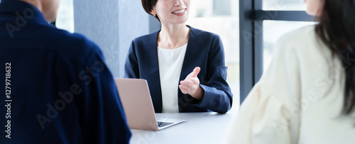 Wallpaper Mural ビジネスウーマン　カウンセラー　面談　相談 Torontodigital.ca