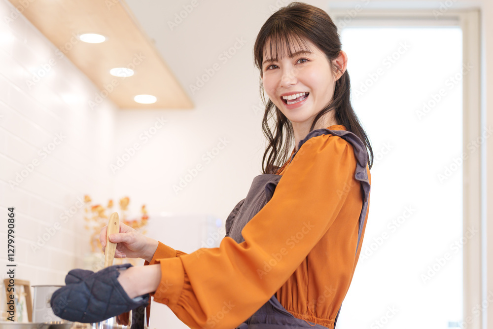 キッチンで料理する女性 キッチンで料理する女性