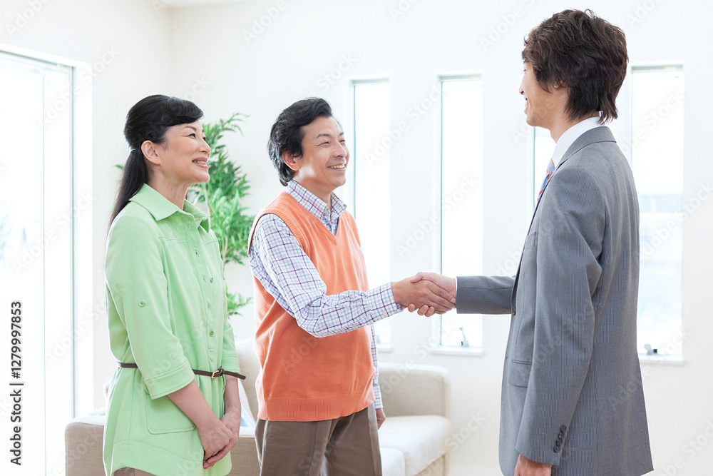 営業マンと打ち合わせをする夫婦 営業マンと打ち合わせをする夫婦