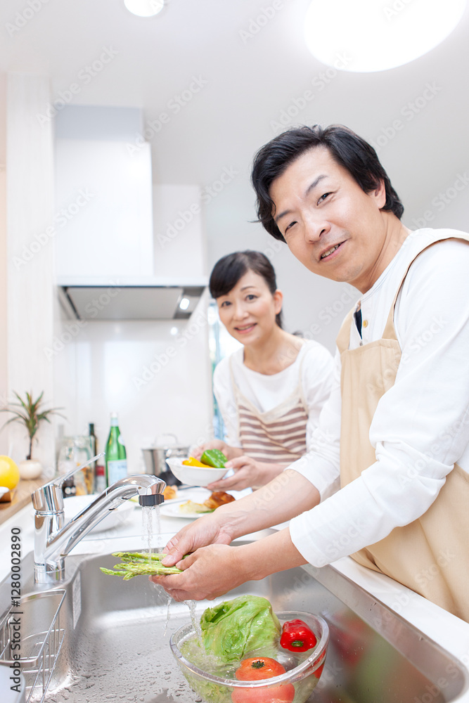 料理をする夫婦 料理をする夫婦
