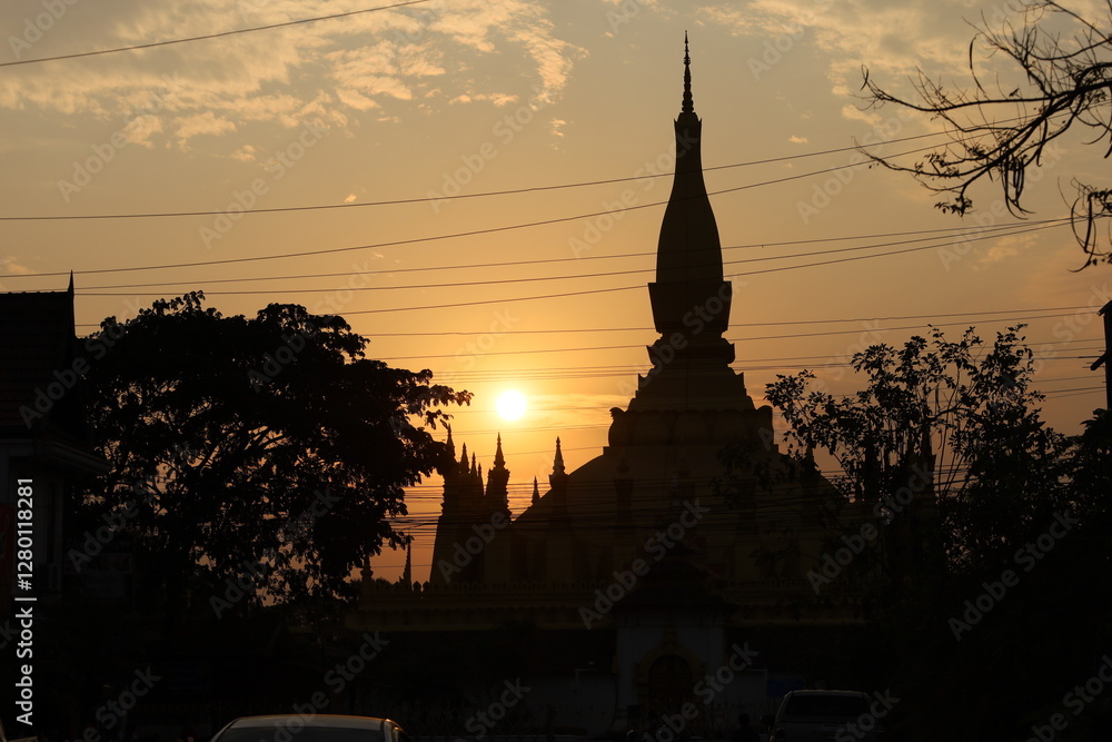Obraz premium Sunset at That Luang Stupa Vientiane