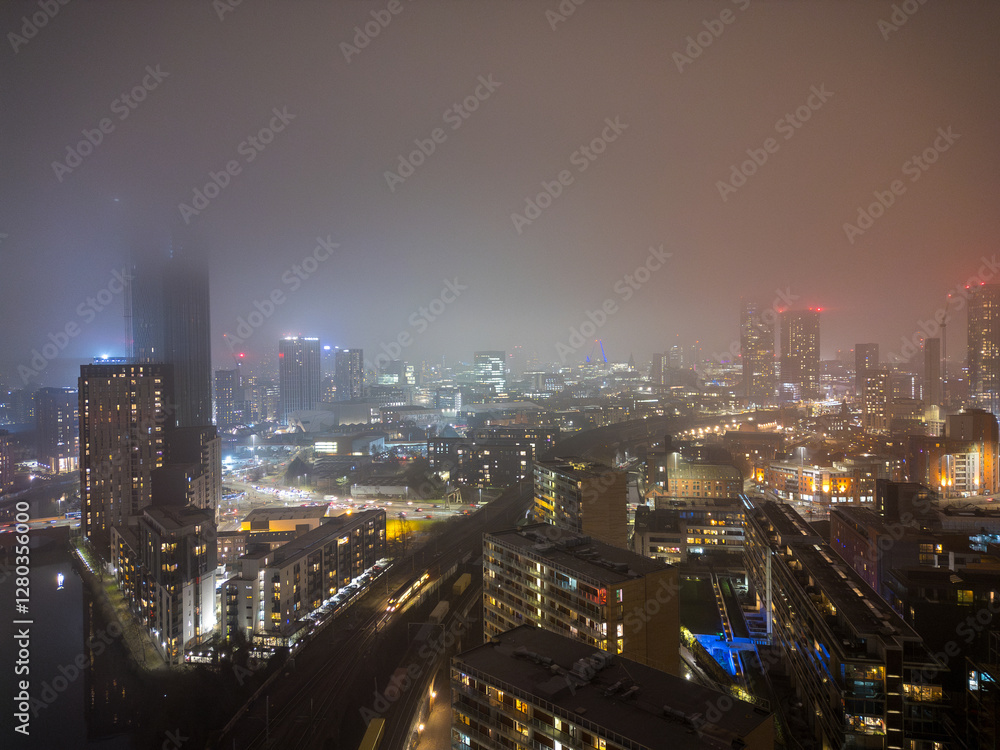 Obraz premium Sunset Over Manchester Cityscape and Urban Skyline