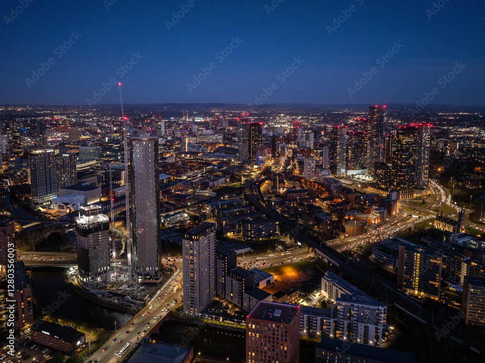 Obraz premium Sunrise Over Manchester Cityscape and Urban Skyline