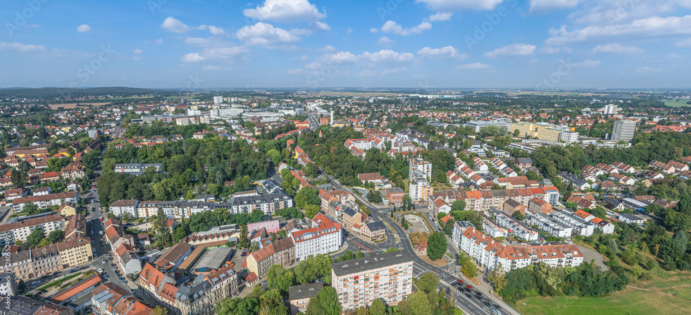 Fototapeta premium Die mittelfränkische Großstadt Fürth rund um die Flutbrücke an der Rednitz von oben