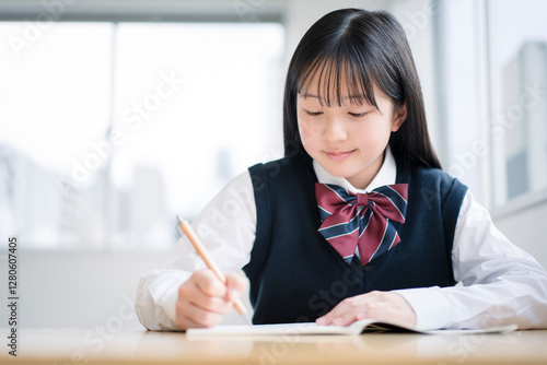 授業を受ける制服を着た女子中学生