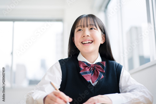 Tapety artystyczne 授業を受ける制服を着た女子中学生。