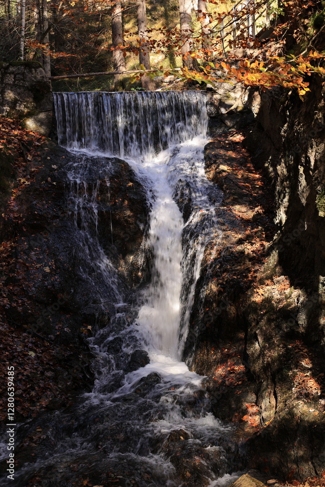 Fototapeta premium Der Lainbach-Wasserfall bei Mittenwald in Bayerischen Alpen