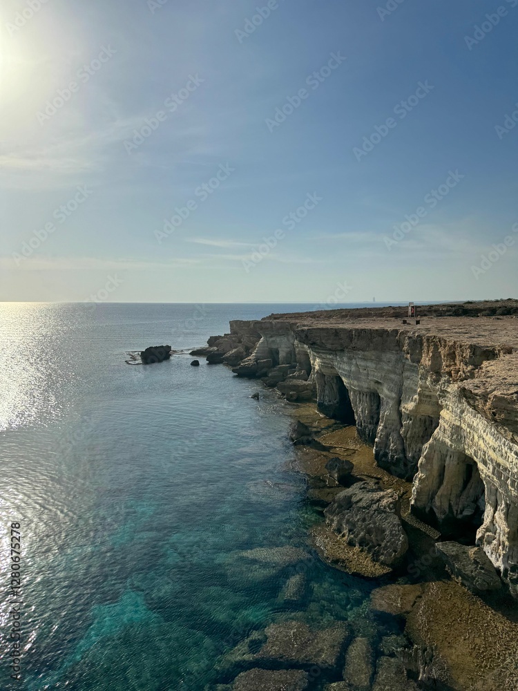 Obraz premium Rocks on the shore of the azure sea.