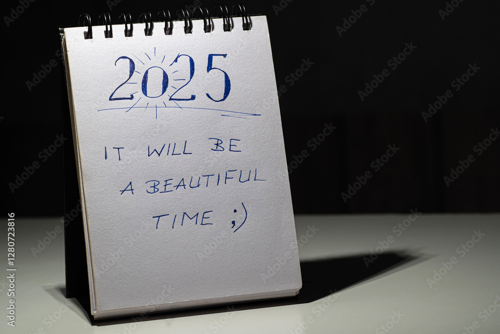 Odręczny napis motywacyjny w brulionie: It will be a beautiful time.