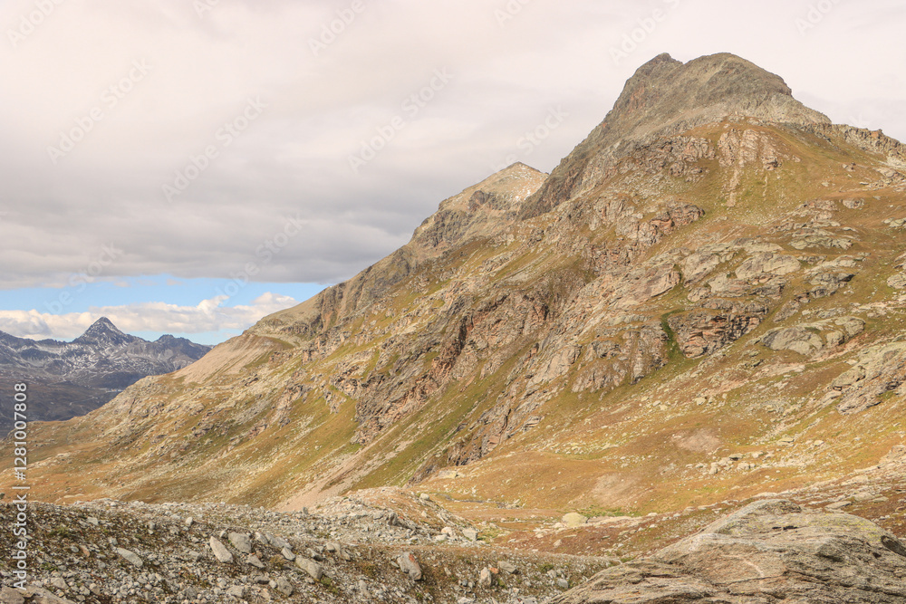Wanderregion im Oberengadin; Blick von Murtel auf Munt Arlas (3127) und links im Hintergrund Piz Ot (3247)