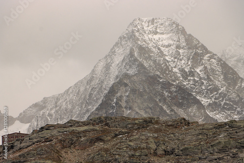 Riese über dem Berghaus; Fuorcla Surlej mit Piz Tschierva in den Bernina-Alpen photo