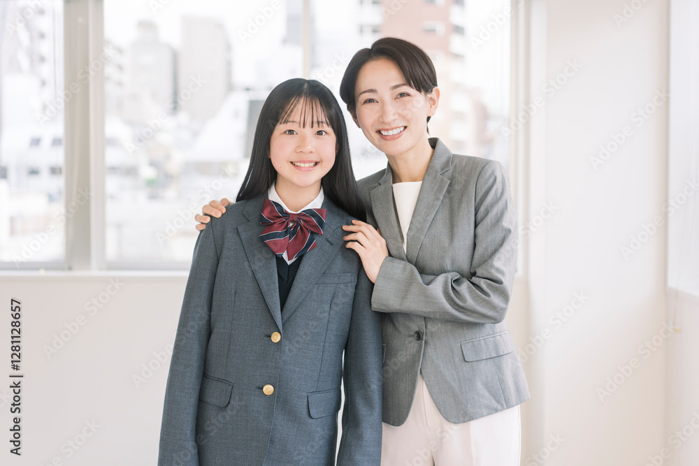 制服を着た女子生徒とジャケットを着た先生。 制服を着た女子生徒とジャケットを着た先生。