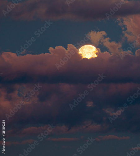 Obraz na płótnie Moon rising between bright clouds w salonie
