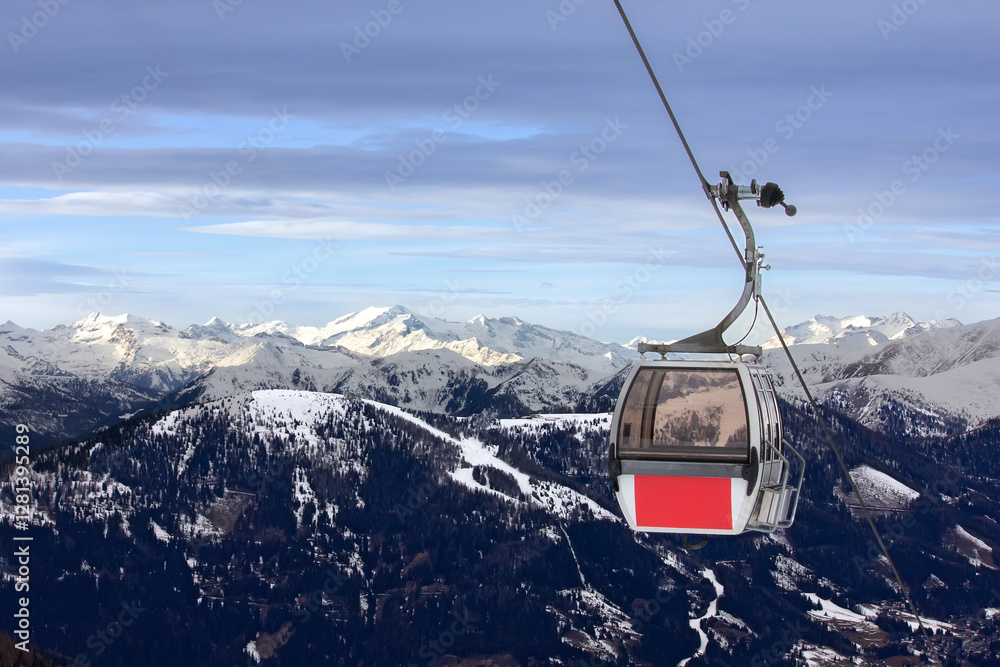 Obraz premium Scenic Gondola Ride in Mountains