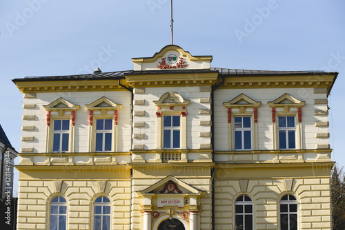 Fototapeta Naklejka Na Ścianę i Meble -  Bielsko Biała, stare zabytkowe kamienice, luty 2025.