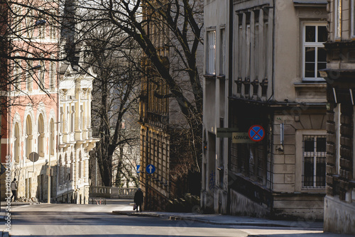 Fototapeta Naklejka Na Ścianę i Meble -  Bielsko Biała, stare zabytkowe kamienice, luty 2025.