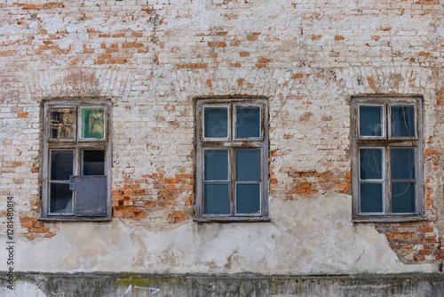 Fototapeta Naklejka Na Ścianę i Meble -  Bielsko Biała, stare zabytkowe kamienice, luty 2025.