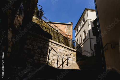 Fototapeta Naklejka Na Ścianę i Meble -  Bielsko Biała, stare zabytkowe kamienice, luty 2025.