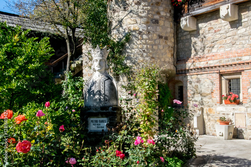 Fototapeta Naklejka Na Ścianę i Meble -  old house with flowers
