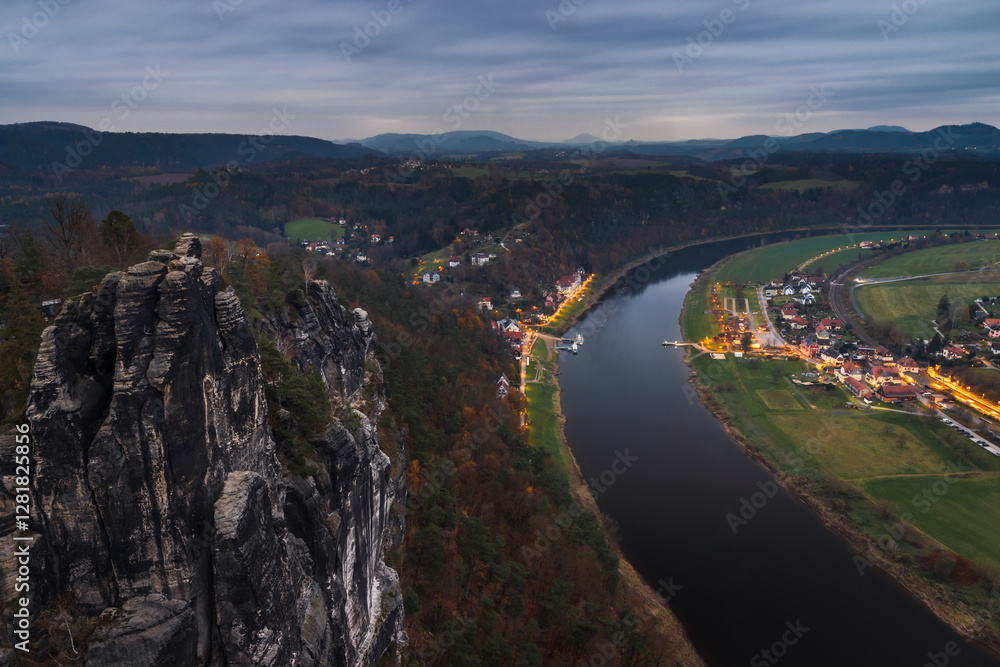 Fototapeta premium Nationalpark Sächsische Schweiz mit Zug und Fährstelle am Morgen im Herbst
