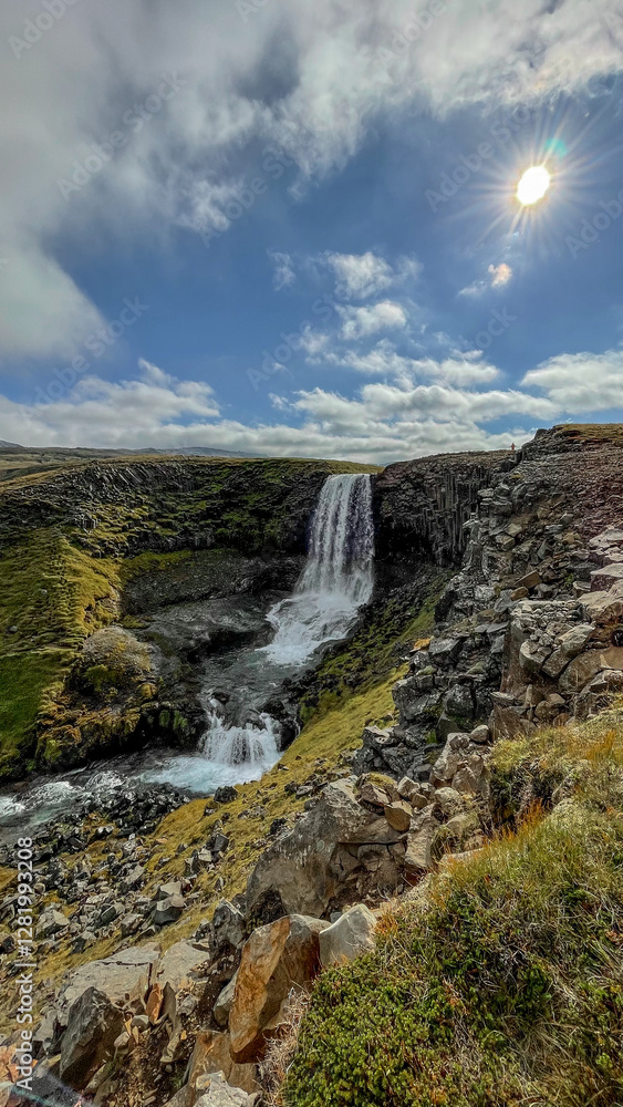 Fototapeta premium Stunning waterfall cascading through Iceland’s rugged terrain