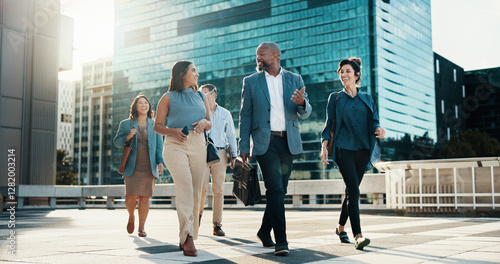 Foto Meeting, walking and business people in city in discussion on morning commute, travel and journey